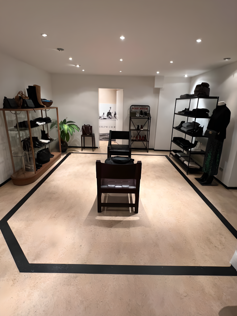 Persönliche Beratung bei Strahlendorff Hamburg 1-on-1 Beratungsbereich in der Strahlendorff Boutique Hamburg mit ruhiger Atmosphäre für persönliche Modeberatung